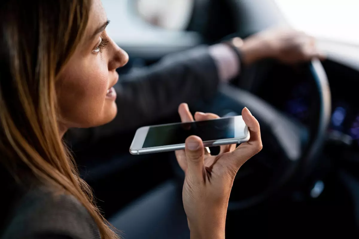 Projeto de lei quer tornar crime usar celular ao volante