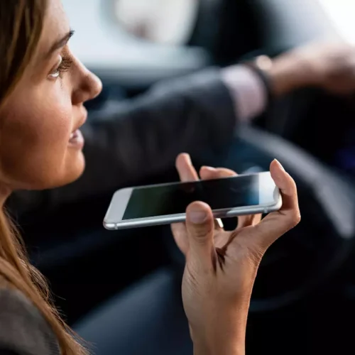 Projeto de lei quer tornar crime usar celular ao volante - Freepik